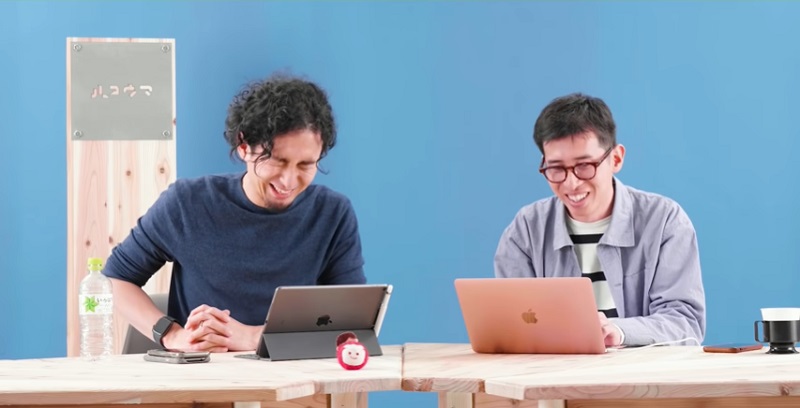 楽天銀行の解説動画の2人の表情